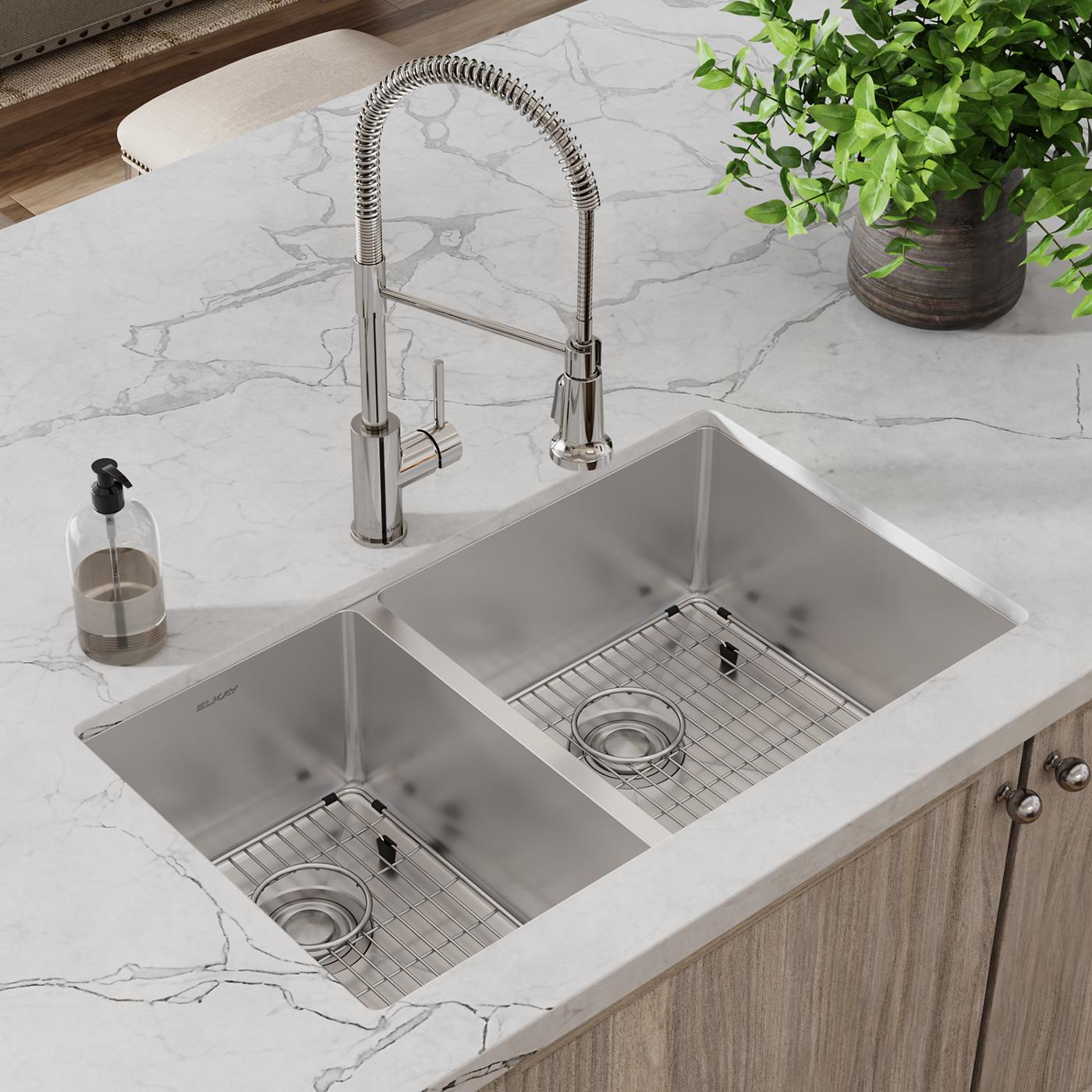 Elkay Tarja Crosstown® Calibre 18 Acero Inoxidable 31-1/2" x 18-1/2" x 9" 40/60 de Dos Tazones Bajo Cubierta (Kit con Llave Rejilla de Fondo y Drenaje) — ambiente de cocina