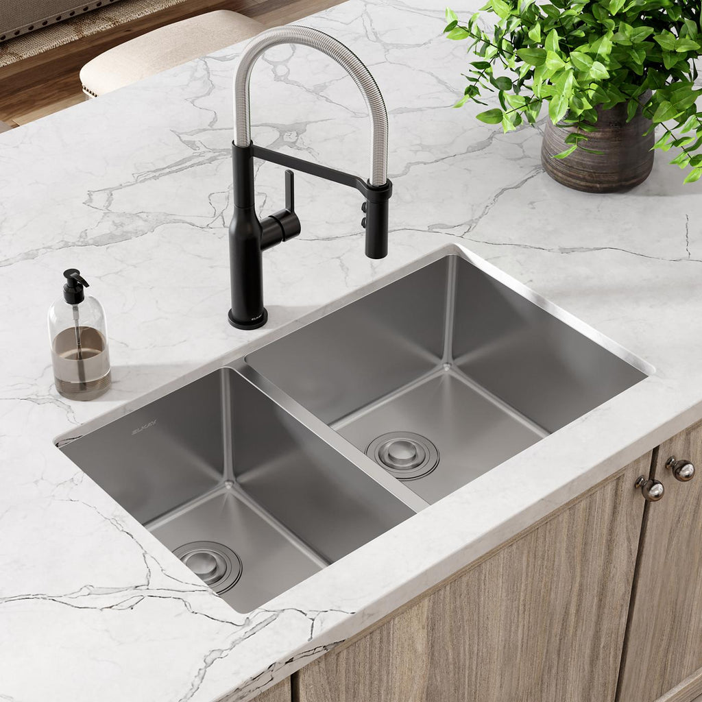 Elkay Tarja Crosstown® Calibre 18 Acero Inoxidable 31-1/2" x 18-1/2" x 9" 40/60 de Dos Tazones Bajo Cubierta — ambiente de cocina
