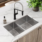 Elkay Tarja Crosstown® Calibre 18 Acero Inoxidable 31-1/2" x 18-1/2" x 9" 40/60 de Dos Tazones Bajo Cubierta — ambiente de cocina