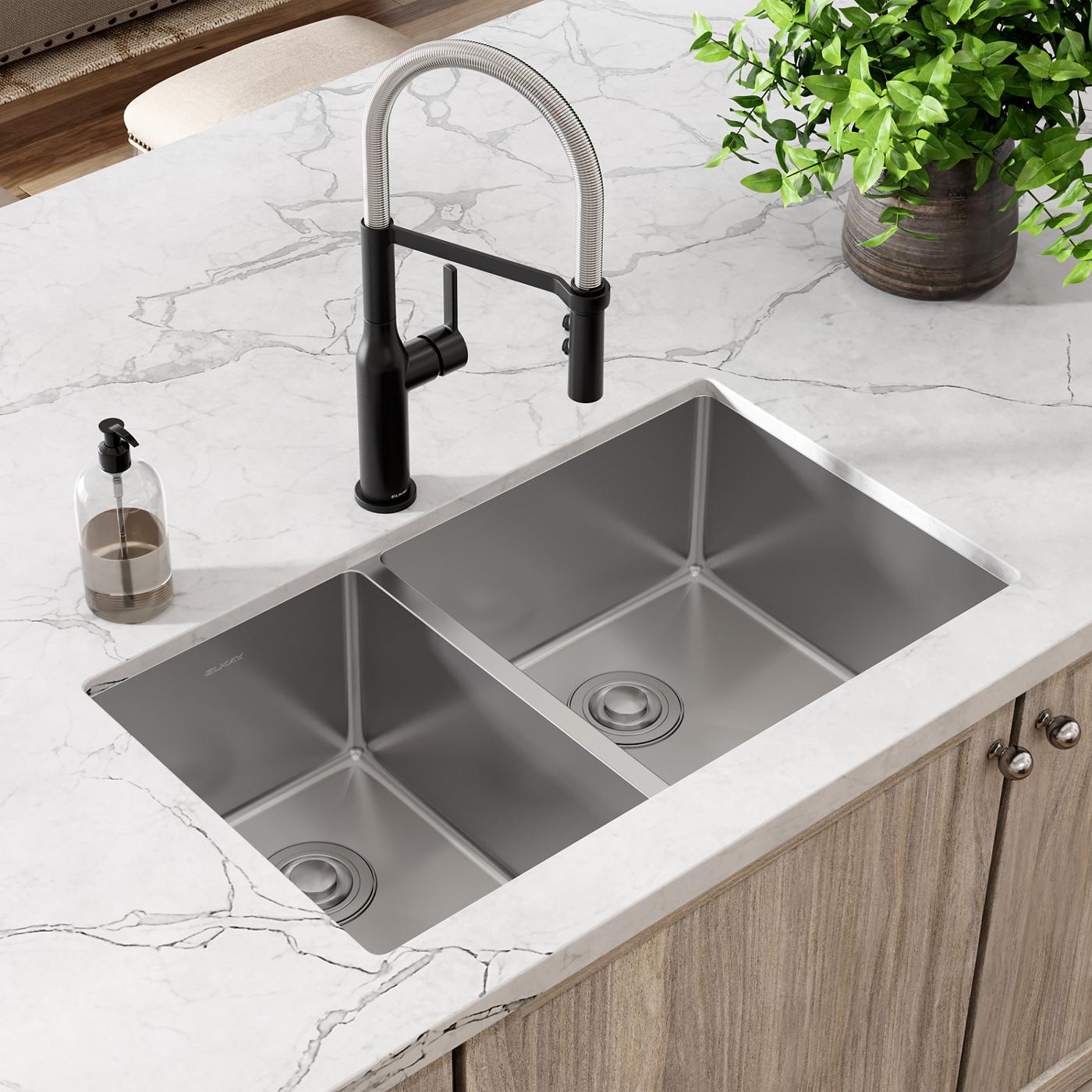 Elkay Tarja Crosstown® Calibre 18 Acero Inoxidable 31-1/2" x 18-1/2" x 9" 40/60 de Dos Tazones Bajo Cubierta — ambiente de cocina