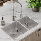 Elkay Tarja Crosstown® Calibre 18 Acero Inoxidable 31-1/2" x 18-1/2" x 9" 60/40 de Dos Tazones Bajo Cubierta (Kit con Llave Rejilla de Fondo y Drenaje) — ambiente de cocina