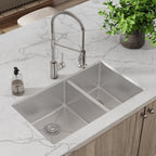 Elkay Tarja Crosstown® Calibre 18 Acero Inoxidable 31-1/2" x 18-1/2" x 9" 60/40 de Dos Tazones Bajo Cubierta (Kit con Llave y Drenaje) — ambiente de cocina