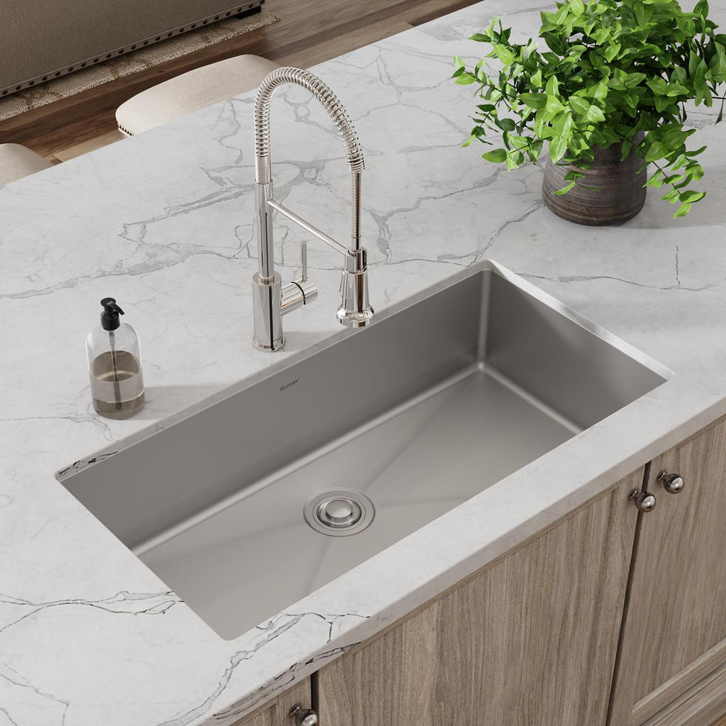 Elkay Tarja Crosstown® Calibre 18 Acero Inoxidable 36-1/2" x 18-1/2" x 9" de Un Tazón Bajo Cubierta (Kit con Llave y Drenaje) — ambiente de cocina