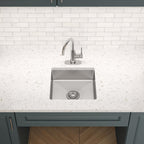 Elkay Tarja Crosstown® Calibre 18 Acero Inoxidable 16-1/2" x 16-1/2" x 5" de Un Tazón Bajo Cubierta — ambiente de cocina