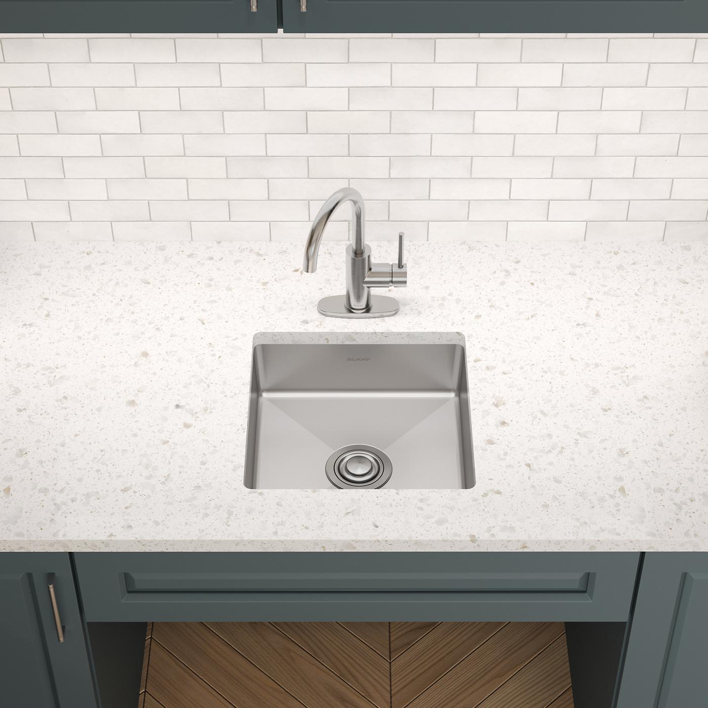 Elkay Tarja Crosstown® Calibre 18 Acero Inoxidable 16-1/2" x 16-1/2" x 5" de Un Tazón Bajo Cubierta — ambiente de cocina