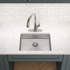 Elkay Tarja Crosstown® Calibre 18 Acero Inoxidable 22-1/2" x 18-1/2" x 5-1/2" de Un Tazón Bajo Cubierta — ambiente de cocina