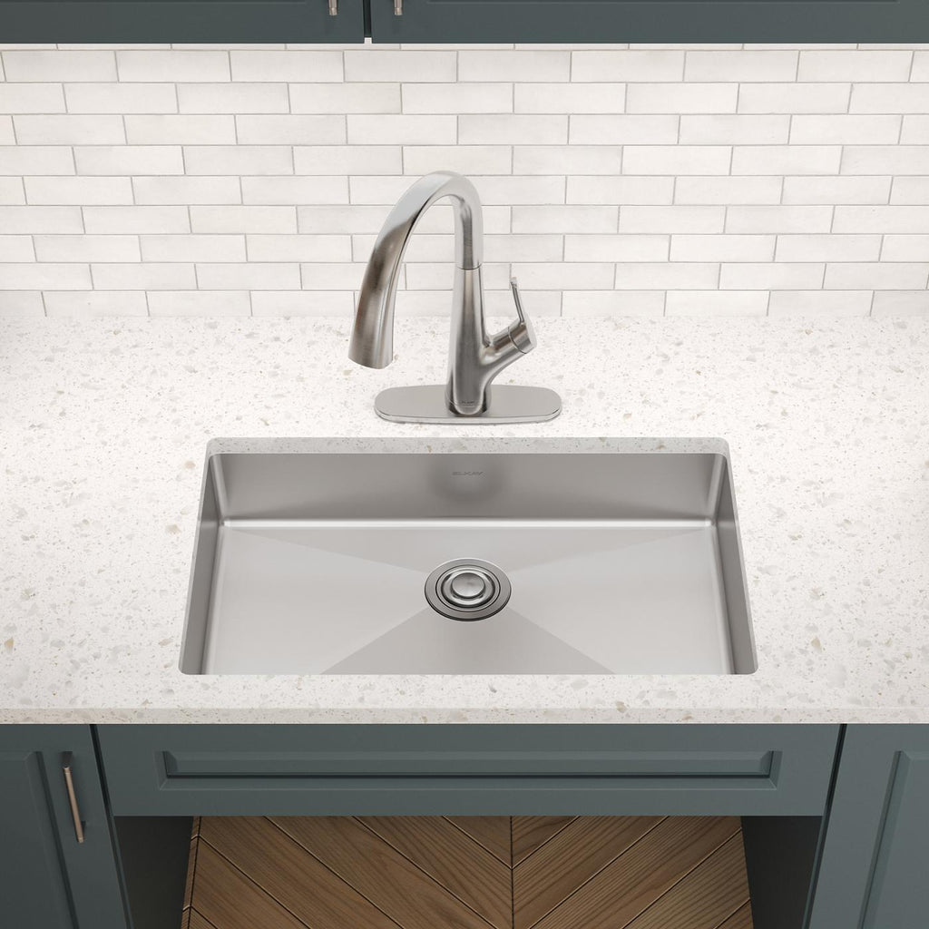 Elkay Tarja Crosstown® Calibre 18 Acero Inoxidable 29-1/2" x 18-1/2" x 5-1/2" de Un Tazón Bajo Cubierta — ambiente de cocina