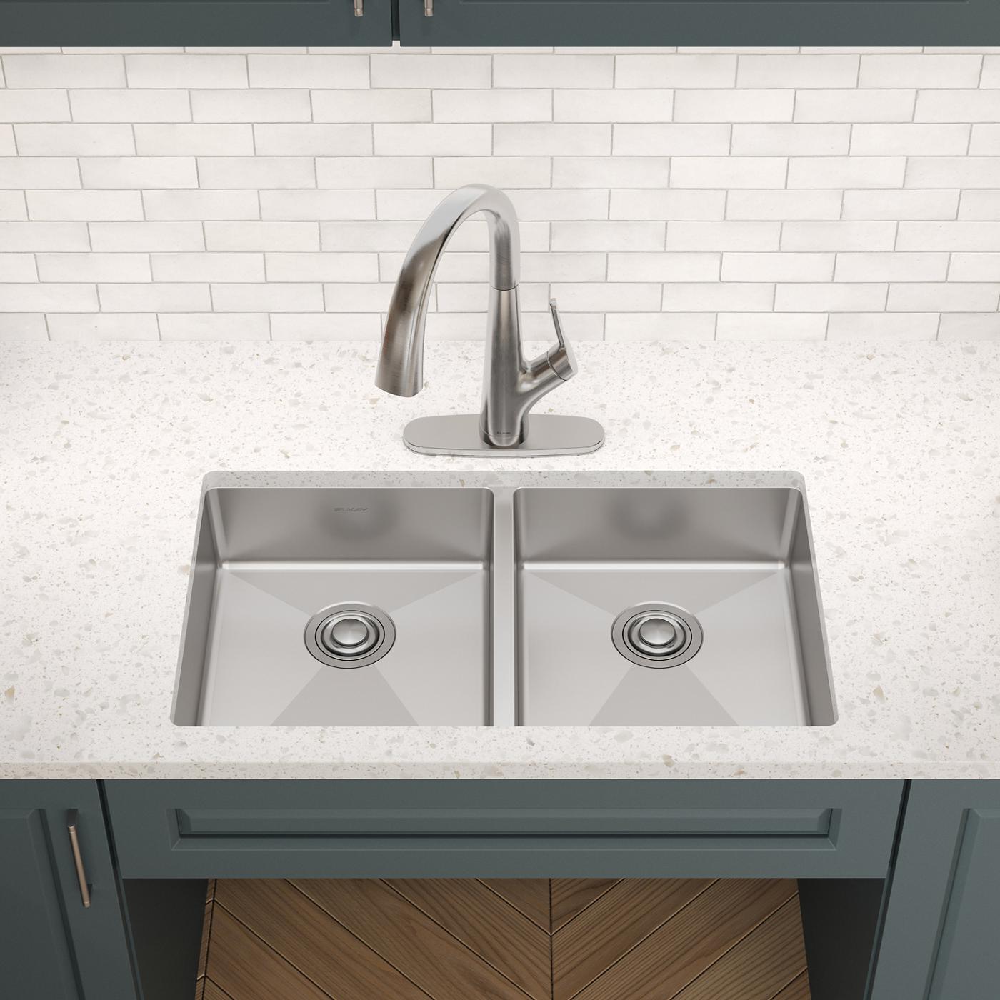 Elkay Tarja Crosstown® Calibre 18 Acero Inoxidable 31-1/2" x 18-1/2" x 5-1/2" de Dos Tazones Bajo Cubierta — ambiente de cocina