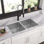 Elkay Tarja Crosstown® Calibre 18 Acero Inoxidable 33" x 22" x 9" de Dos Tazones Iguales de Doble Montaje (Kit) — ambiente de cocina