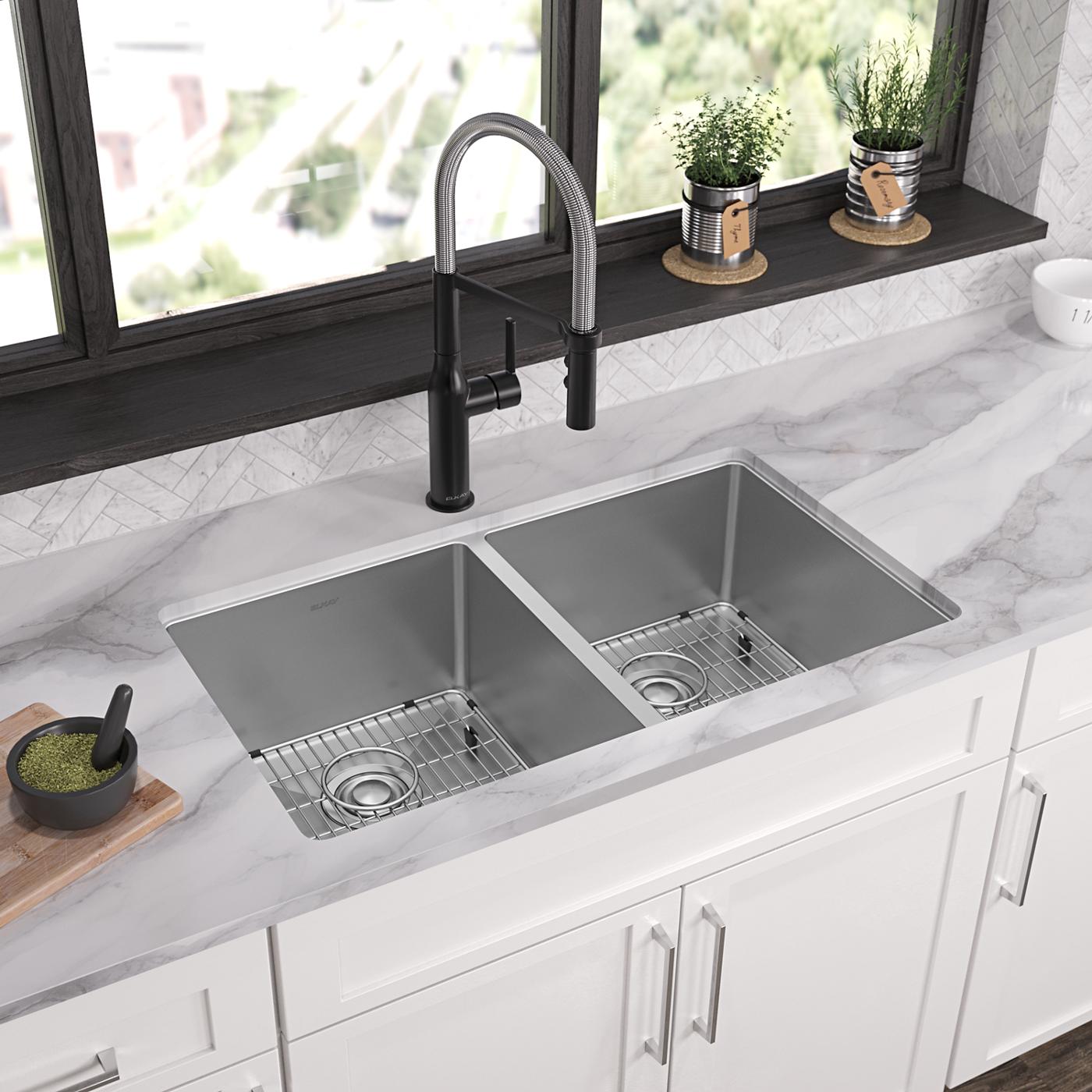 Elkay Tarja Crosstown® Calibre 18 Acero Inoxidable 33" x 22" x 9" de Dos Tazones Iguales de Doble Montaje (Kit) — ambiente de cocina