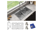 Elkay Tarja Crosstown® Calibre 18 Acero Inoxidable 33" x 22" x 9" 1 Orificio de Dos Tazones Iguales de Doble Montaje (Kit con Aqua Divide) and Faucet — ambiente de cocina