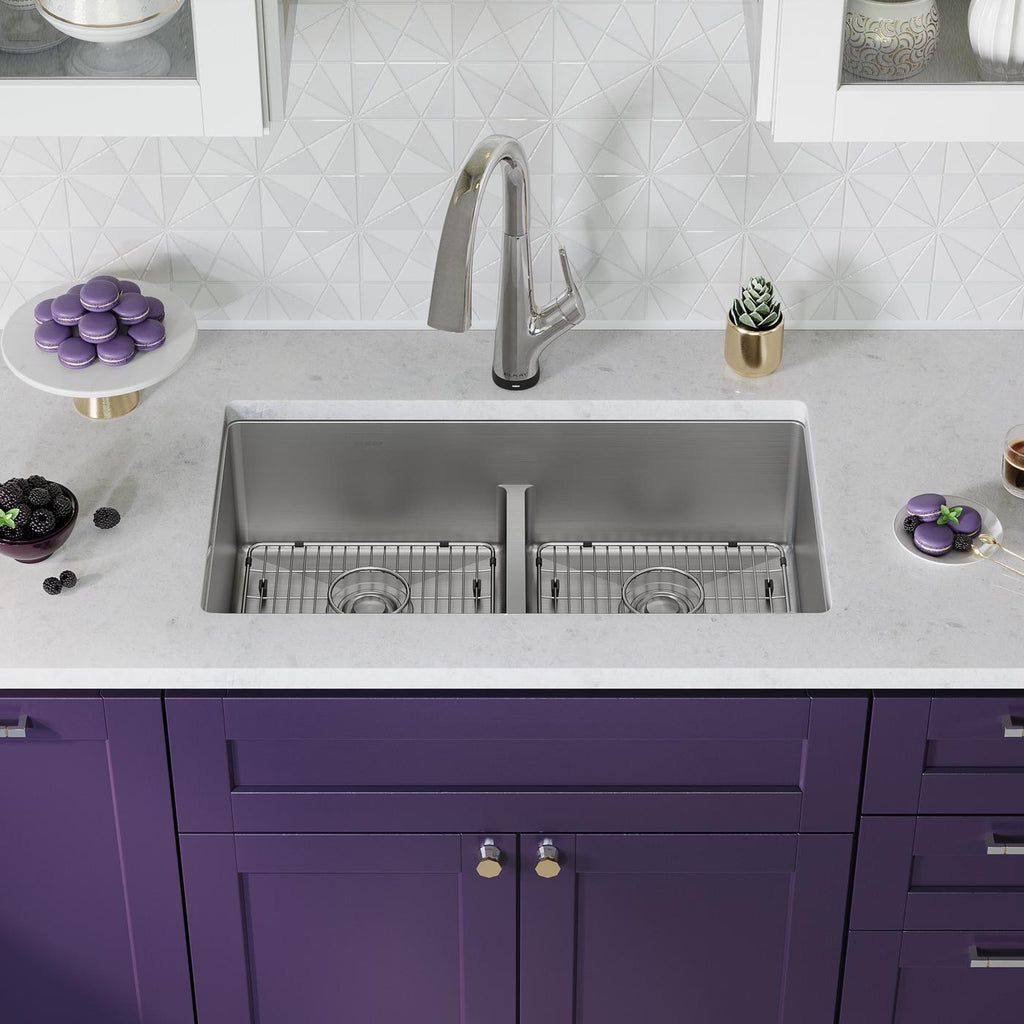 Elkay Tarja Crosstown® Calibre 18 Acero Inoxidable 33" x 22" x 9" de Dos Tazones Iguales de Doble Montaje (Kit con Llave Filtrada) con Aqua Divide — ambiente de cocina
