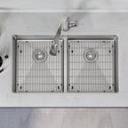 Elkay Tarja Crosstown® Calibre 18 Acero Inoxidable 33" x 22" x 9" de Dos Tazones Iguales de Doble Montaje (Kit con Llave Filtrada) con Aqua Divide — ambiente de cocina