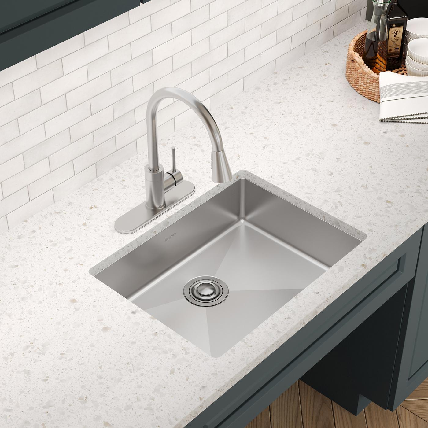 Elkay Tarja Crosstown® Calibre 18 Acero Inoxidable 25" x 22" x 6" de Un Tazón ADA de Doble Montaje — ambiente de cocina