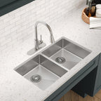 Elkay Tarja Crosstown® Calibre 18 Acero Inoxidable 33" x 22" x 6" de Dos Tazones Iguales ADA de Doble Montaje — ambiente de cocina