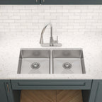 Elkay Tarja Crosstown® Calibre 18 Acero Inoxidable 33" x 22" x 6" de Dos Tazones Iguales ADA de Doble Montaje — ambiente de cocina