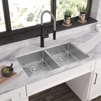 Elkay Tarja Crosstown® Calibre 18 Acero Inoxidable 33" x 22" x 6" de Dos Tazones Iguales de Doble Montaje ADA (Kit) — ambiente de cocina