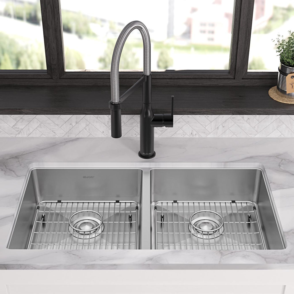 Elkay Tarja Crosstown® Calibre 18 Acero Inoxidable 33" x 22" x 6" de Dos Tazones Iguales de Doble Montaje ADA (Kit) — ambiente de cocina