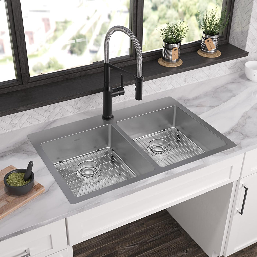 Elkay Tarja Crosstown® Calibre 18 Acero Inoxidable 33" x 22" x 6" de Dos Tazones Iguales de Doble Montaje ADA (Kit) — ambiente de cocina