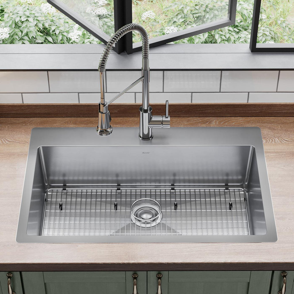 Elkay Tarja Crosstown® Calibre 18 Acero Inoxidable 33" x 22" x 9" 1 Orificio de Un Tazón de Doble Montaje (Kit) with Faucet — ambiente de cocina