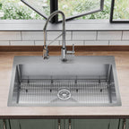 Elkay Tarja Crosstown® Calibre 18 Acero Inoxidable 33" x 22" x 9" 1 Orificio de Un Tazón de Doble Montaje (Kit) with Faucet — ambiente de cocina