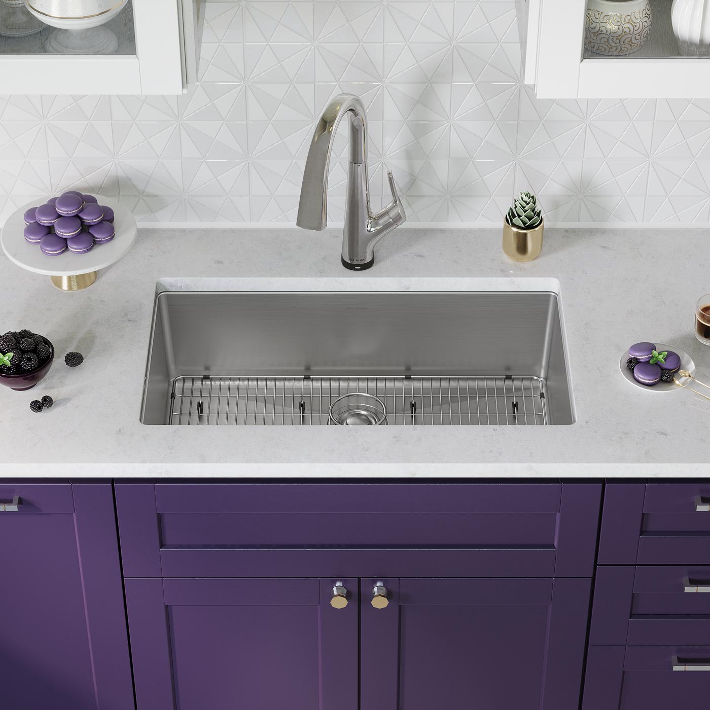 Elkay Tarja Crosstown® Calibre 18 Acero Inoxidable 33" x 22" x 9" de Un Tazón de Doble Montaje (Kit con Llave Filtrada) — ambiente de cocina