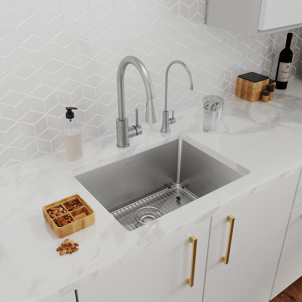 Elkay Tarja Crosstown® Calibre 16 Acero Inoxidable 23-1/2" x 18-1/4" x 10" de Un Tazón Bajo Cubierta (Kit con Llave Filtrada para Bebidas) — ambiente de cocina