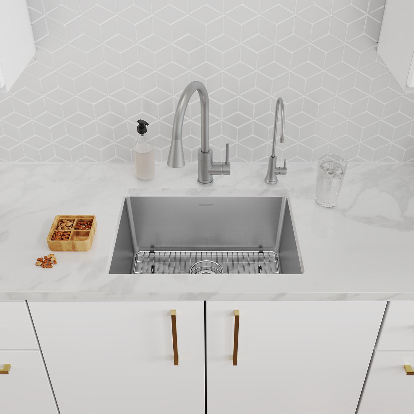 Elkay Tarja Crosstown® Calibre 16 Acero Inoxidable 23-1/2" x 18-1/4" x 10" de Un Tazón Bajo Cubierta (Kit con Llave Filtrada para Bebidas) — ambiente de cocina