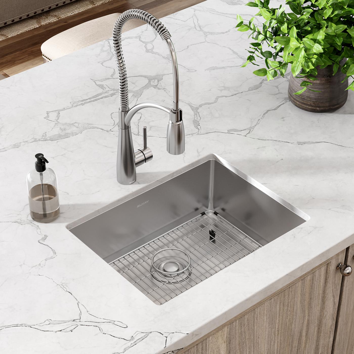 Elkay Tarja Crosstown® Calibre 16 Acero Inoxidable 23-1/2" x 18-1/4" x 8" de Un Tazón Bajo Cubierta (Kit) — ambiente de cocina