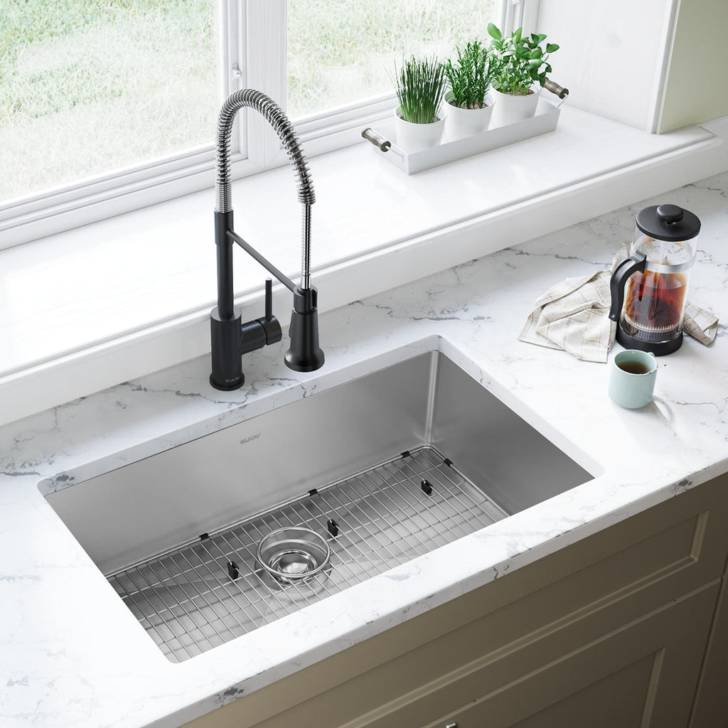 Elkay Tarja Crosstown® Calibre 16 Acero Inoxidable 30-1/2" x 18-1/2" x 8" de Un Tazón Bajo Cubierta (Kit) — ambiente de cocina