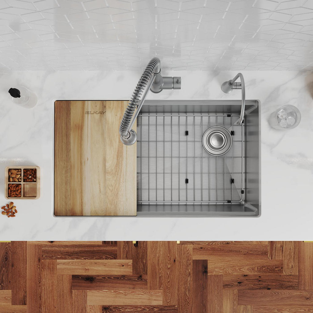 Elkay Tarja Crosstown® Calibre 16 Workstation Acero Inoxidable 31-1/2" x 18-1/2" x 9" de Un Tazón Bajo Cubierta (Kit con Llave Filtrada para Bebidas) — ambiente de cocina