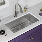 Elkay Tarja Crosstown® Calibre 16 Acero Inoxidable 32-1/2" x 18" x 10" de Un Tazón Bajo Cubierta (Kit con Llave Filtrada) — ambiente de cocina