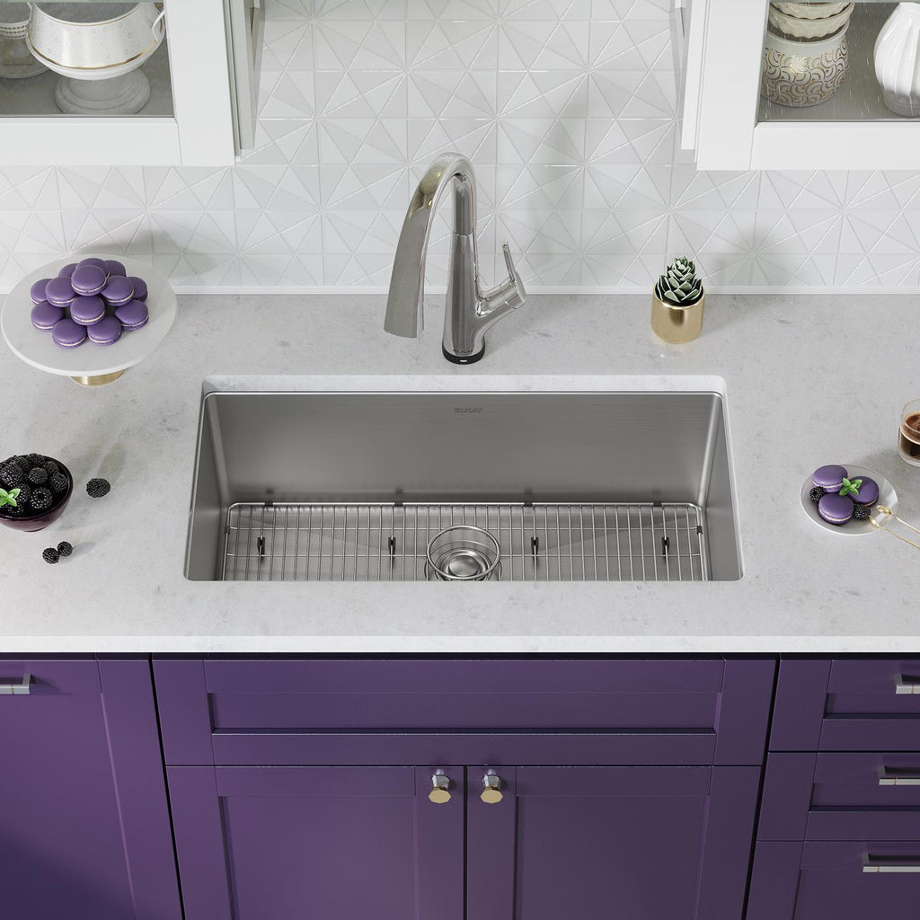 Elkay Tarja Crosstown® Calibre 16 Acero Inoxidable 32-1/2" x 18" x 10" de Un Tazón Bajo Cubierta (Kit con Llave Filtrada) — ambiente de cocina