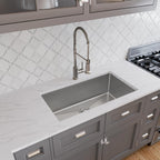 Elkay Tarja Crosstown® Calibre 16 Acero Inoxidable 32-1/2" x 18" x 10" de Un Tazón Bajo Cubierta — ambiente de cocina