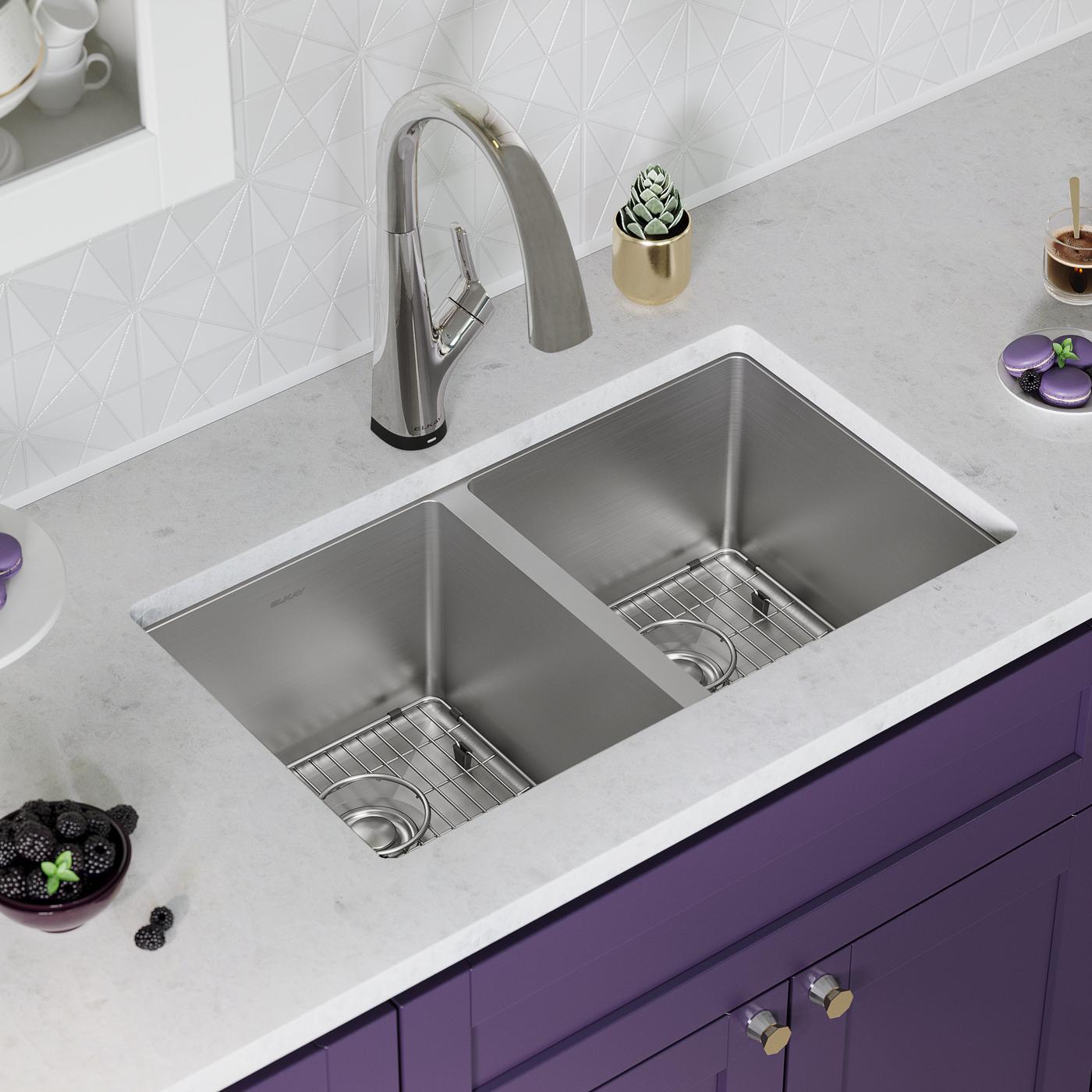 Elkay Tarja Crosstown® Calibre 16 Acero Inoxidable 30-3/4" x 18-1/2" x 10" de Dos Tazones Iguales Bajo Cubierta (Kit con Llave Filtrada) — ambiente de cocina
