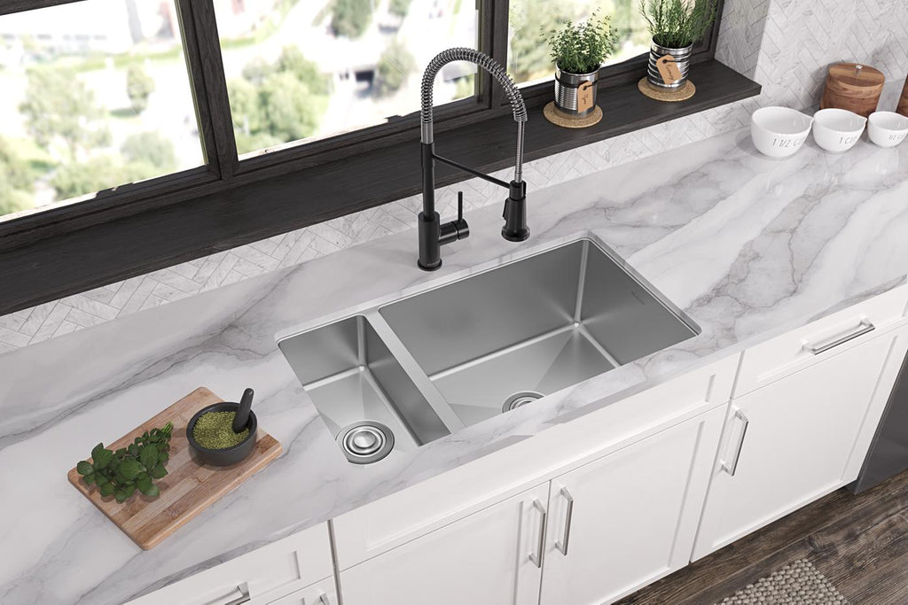 Elkay Tarja Crosstown® Calibre 16 Acero Inoxidable 32-1/4" x 18-1/4" x 10" 30/70 de Dos Tazones Bajo Cubierta — ambiente de cocina