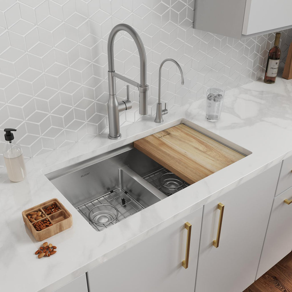 Elkay Tarja Crosstown® Calibre 16 Workstation Acero Inoxidable 31-1/2" x 18-1/2" x 9" de Dos Tazones Iguales (Kit con Aqua Divide) and Filtered Beverage Faucet — ambiente de cocina