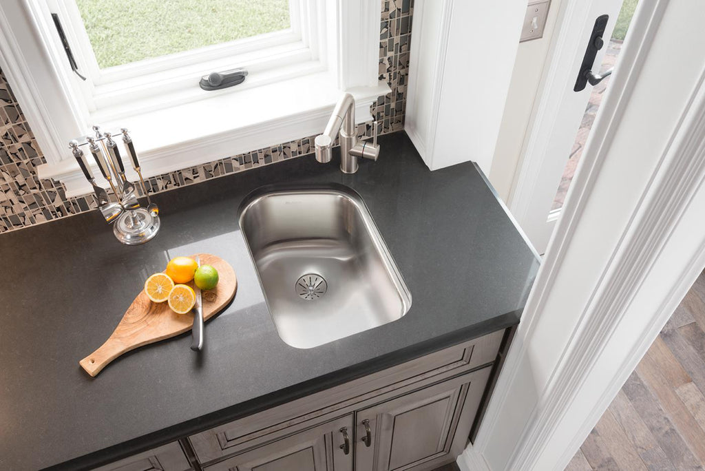 Elkay Tarja Lustertone® Classic Acero Inoxidable 13-1/2" x 20-7/16" x 9" de Un Tazón Bajo Cubierta with Perfect Drain® — ambiente de cocina