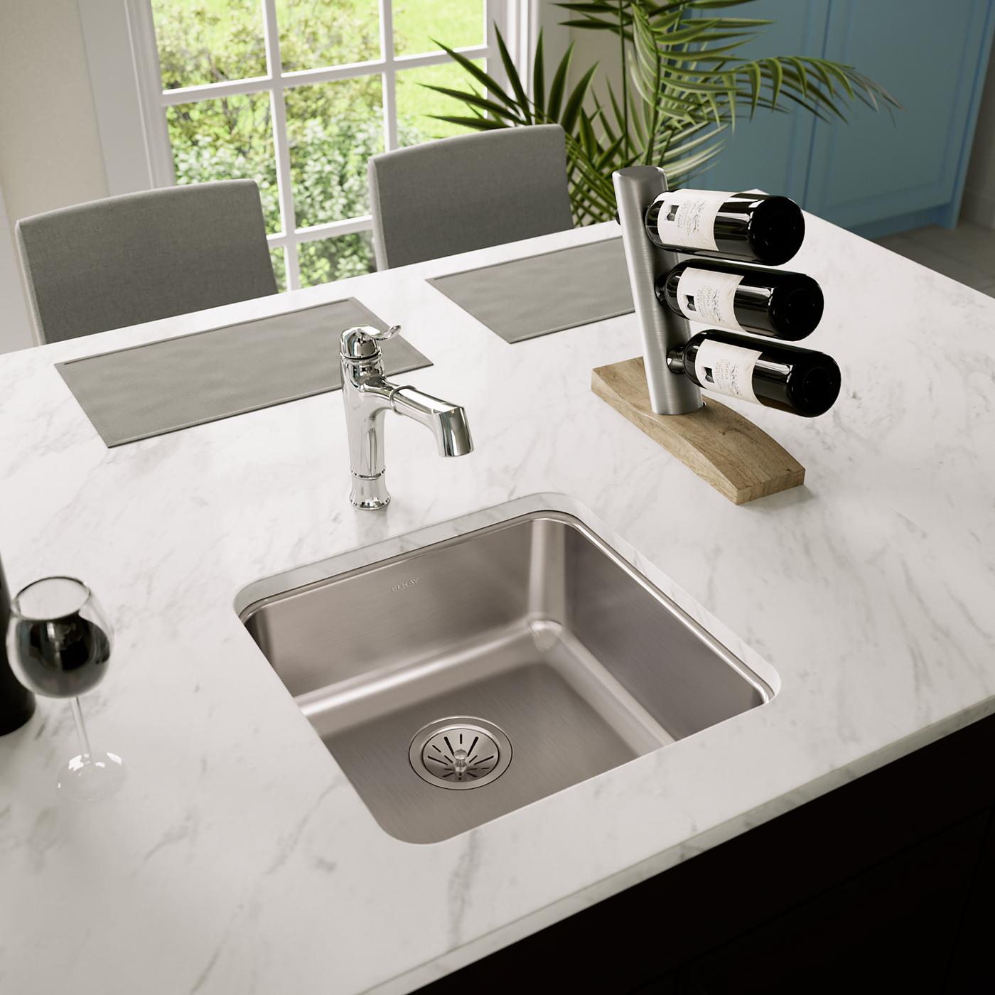 Elkay Tarja Lustertone® Classic Acero Inoxidable 18-1/2" x 18-1/2" x 7-7/8" de Un Tazón Bajo Cubierta — ambiente de cocina
