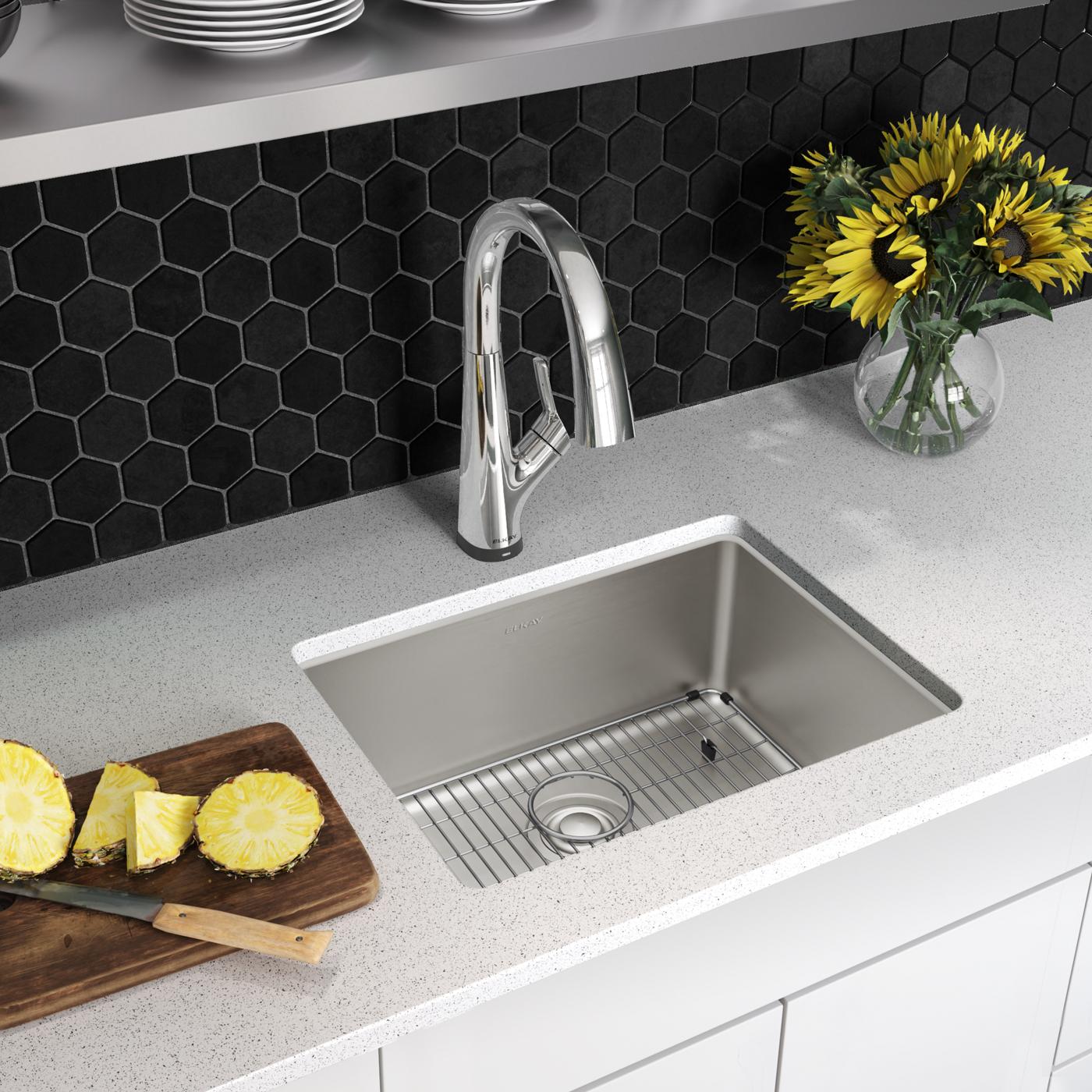 Elkay Tarja Lustertone Iconix® Calibre 18 Acero Inoxidable 23-1/2" x 18-1/4" x 9" de Un Tazón Bajo Cubierta (Kit con Llave Filtrada) — ambiente de cocina