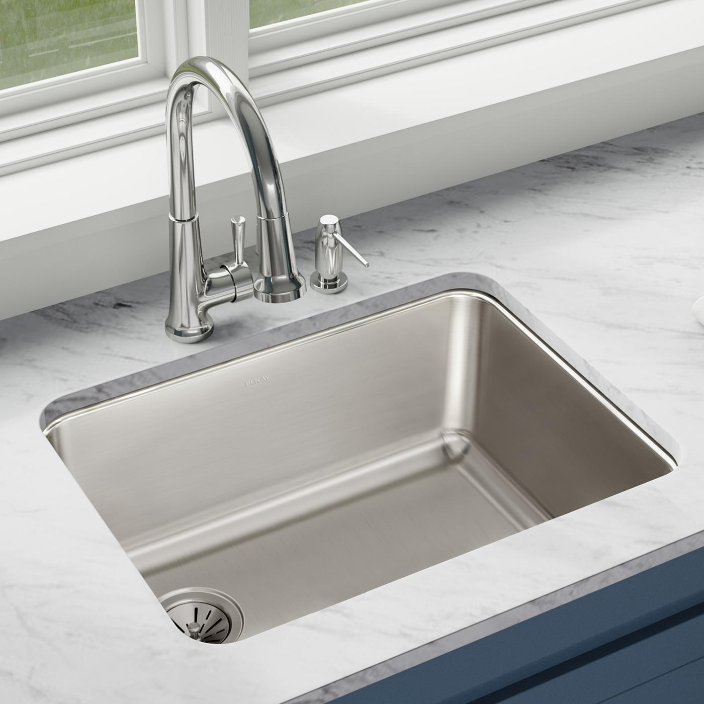 Elkay Tarja Lustertone® Classic Acero Inoxidable 25-1/2" x 19-1/4" x 10" de Un Tazón Bajo Cubierta with Left Drain — ambiente de cocina