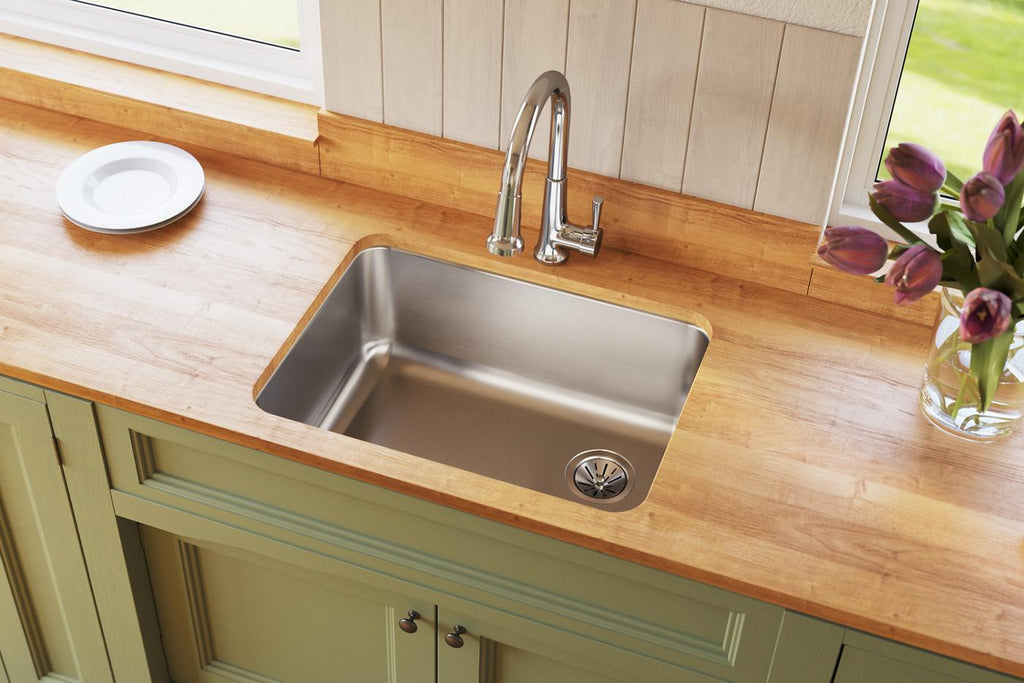 Elkay Tarja Lustertone® Classic Acero Inoxidable 25-1/2" x 19-1/4" x 10" de Un Tazón Bajo Cubierta with Right Drain — ambiente de cocina