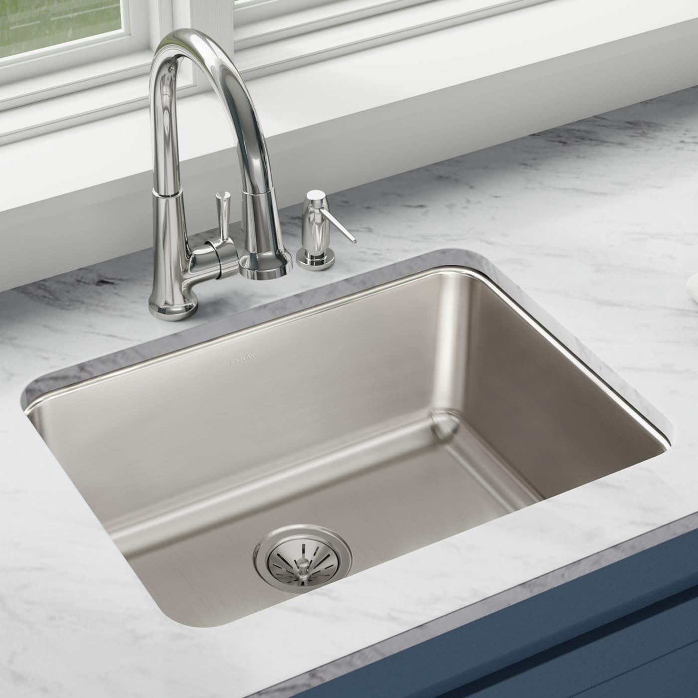 Elkay Tarja Lustertone® Classic Acero Inoxidable 25-1/2" x 19-1/4" x 10" de Un Tazón Bajo Cubierta — ambiente de cocina