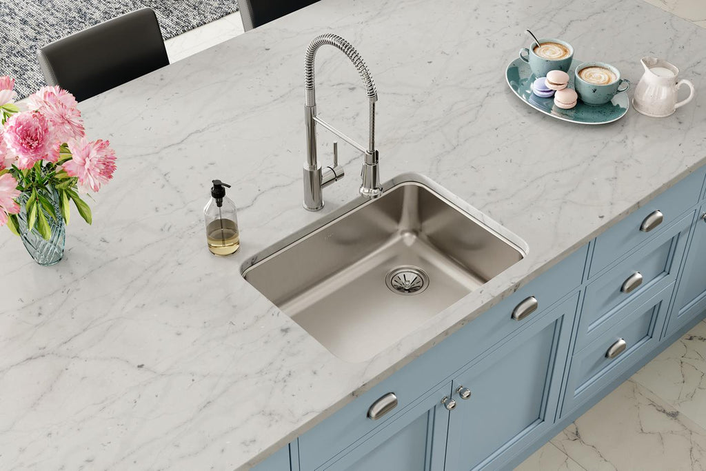 Elkay Tarja Lustertone® Classic Acero Inoxidable 25-1/2" x 19-1/4" x 8" de Un Tazón Bajo Cubierta with Right Drain — ambiente de cocina