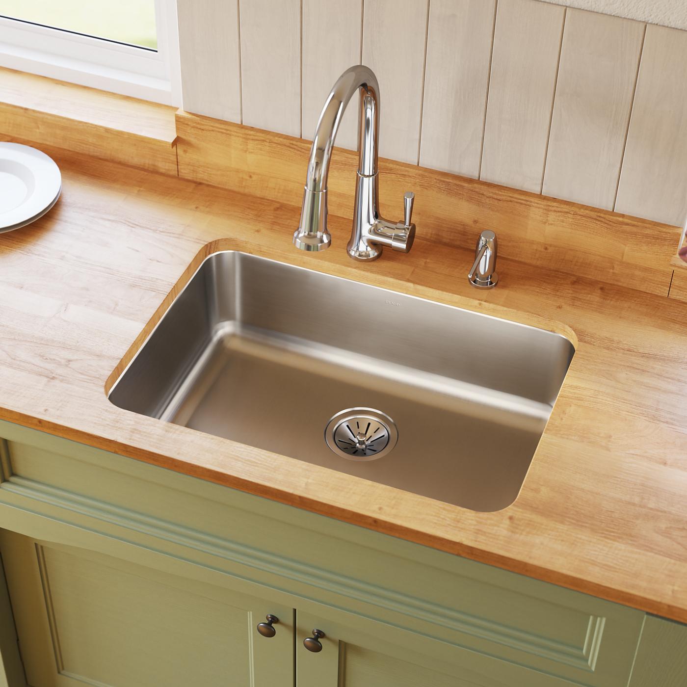 Elkay Tarja Lustertone® Classic Acero Inoxidable 26-1/2" x 18-1/2" x 8" de Un Tazón Bajo Cubierta — ambiente de cocina