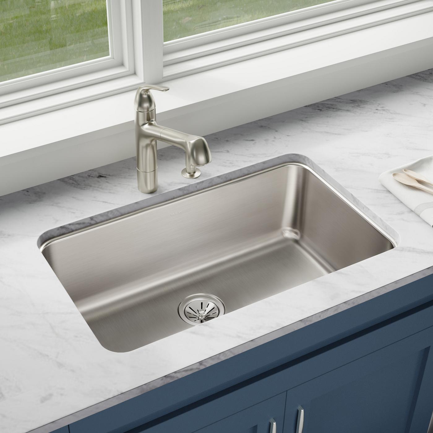 Elkay Tarja Lustertone® Classic Acero Inoxidable 30-1/2" x 18-1/2" x 10" de Un Tazón Bajo Cubierta — ambiente de cocina