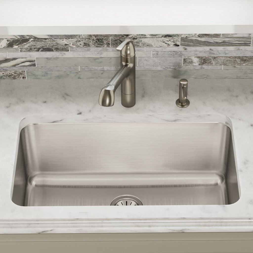 Elkay Tarja Lustertone® Classic Acero Inoxidable 30-1/2" x 18-1/2" x 11-1/2" de Un Tazón Bajo Cubierta — ambiente de cocina