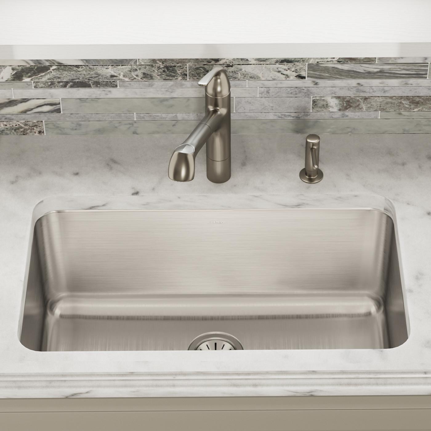 Elkay Tarja Lustertone® Classic Acero Inoxidable 30-1/2" x 18-1/2" x 11-1/2" de Un Tazón Bajo Cubierta — ambiente de cocina