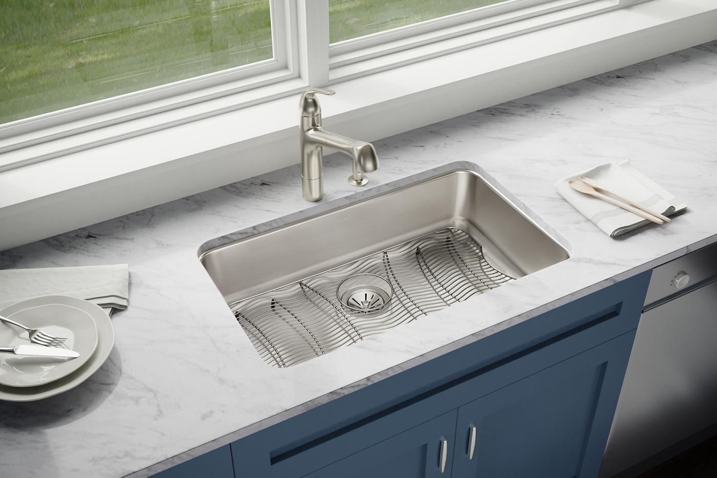 Elkay Tarja Lustertone® Classic Acero Inoxidable 30-1/2" x 18-1/2" x 7-1/2" de Un Tazón Bajo Cubierta (Kit) — ambiente de cocina