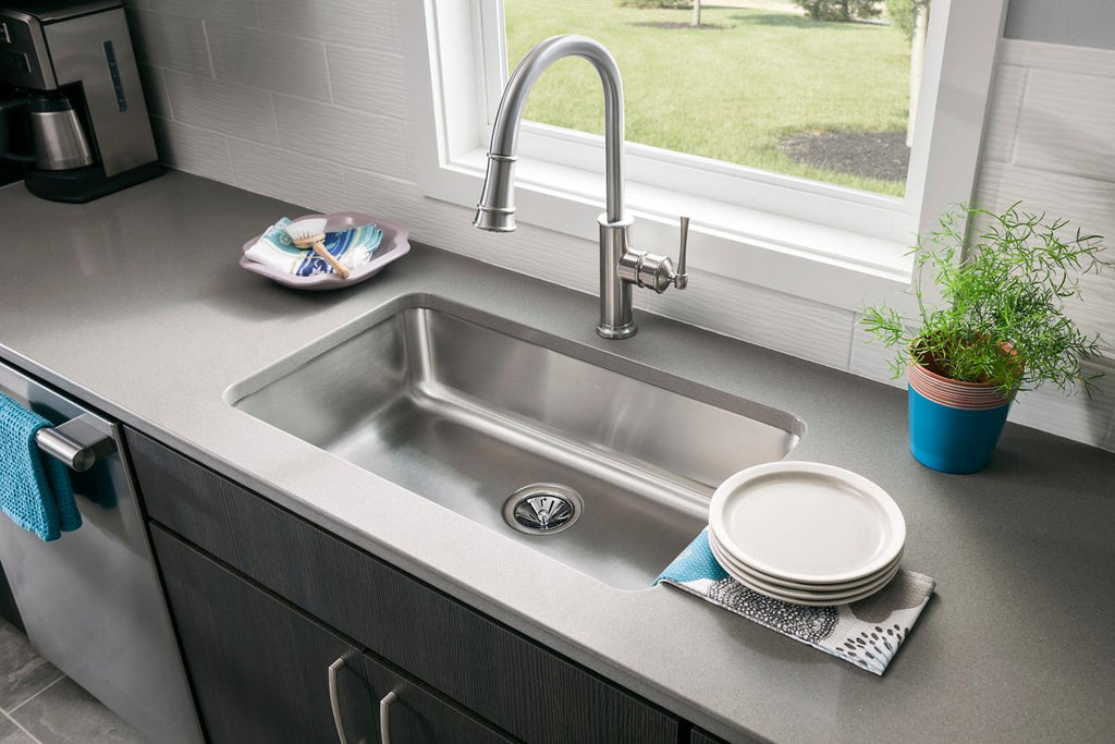 Elkay Tarja Lustertone® Classic Acero Inoxidable 30-1/2" x 18-1/2" x 7-1/2" de Un Tazón Bajo Cubierta — ambiente de cocina